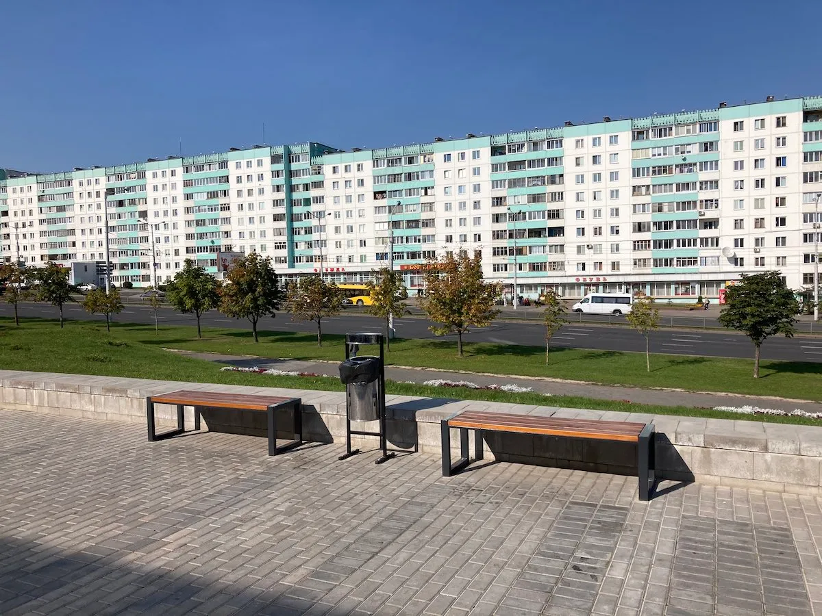 Sitzbänke an der Puschkinskaja-Metro